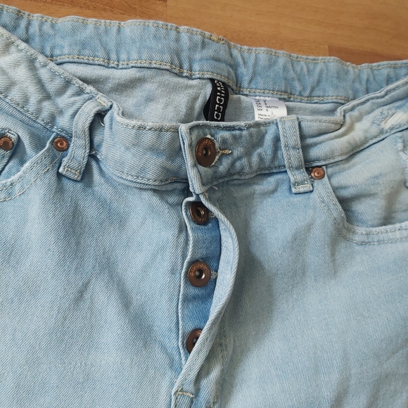 Divided Light Blue Slightly Distressed Buttoned Jeans Size 8 - Picture 2 of 6